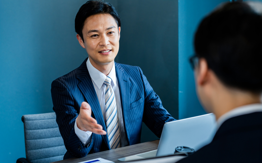 話をしている男性